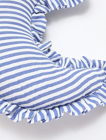 Almofada lua com riscas e folhos