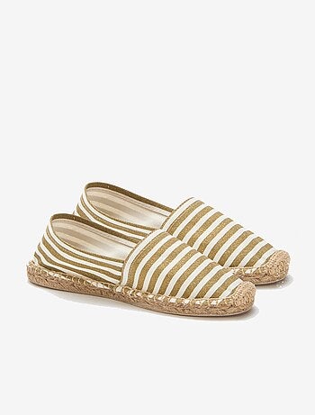 Alpercatas com padrão estampado
