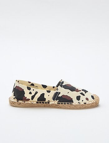 Alpercatas com padrão estampado
