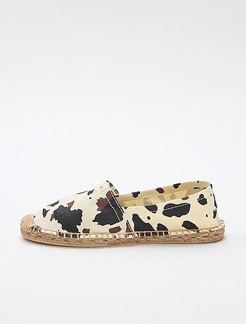 Alpercatas com padrão estampado