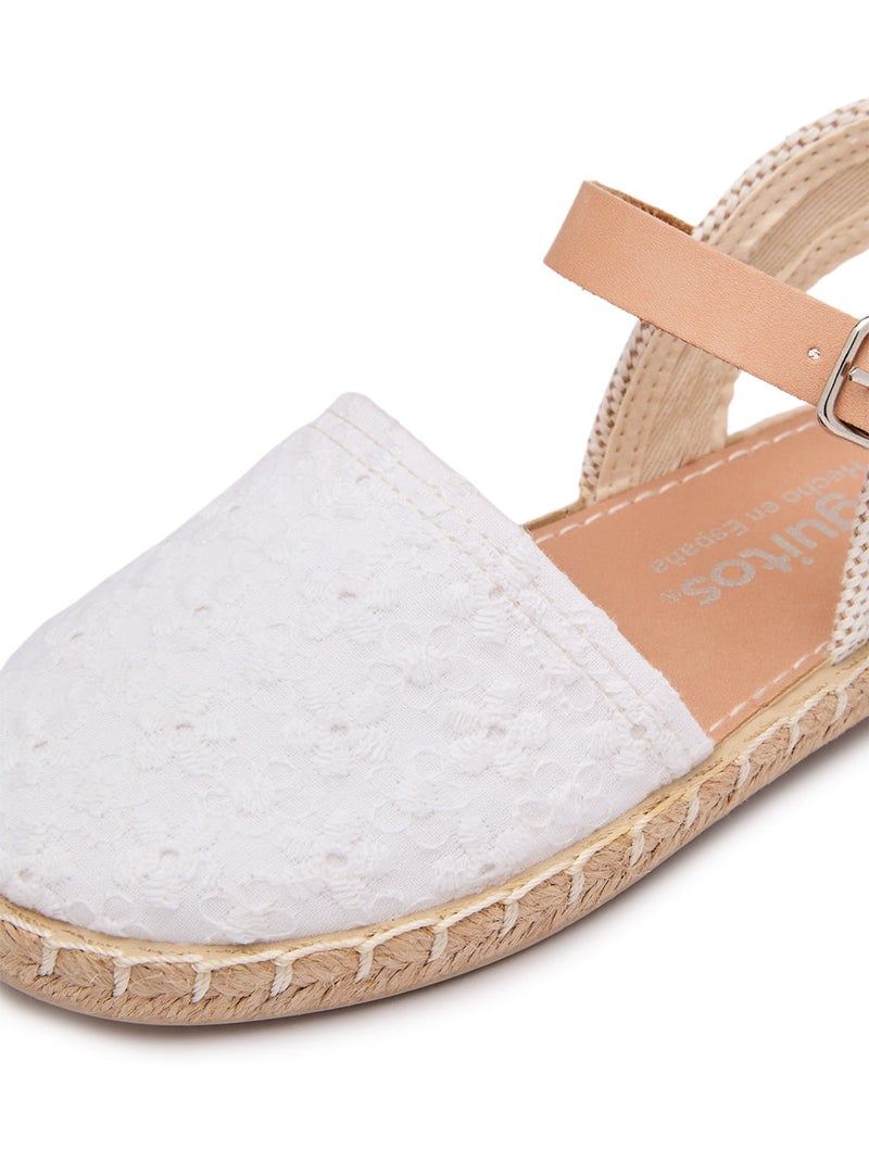 Alpercatas conguitos bordado floral Branco - Kiabi