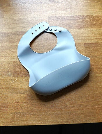 Babete em silicone com recuperador de alimentos