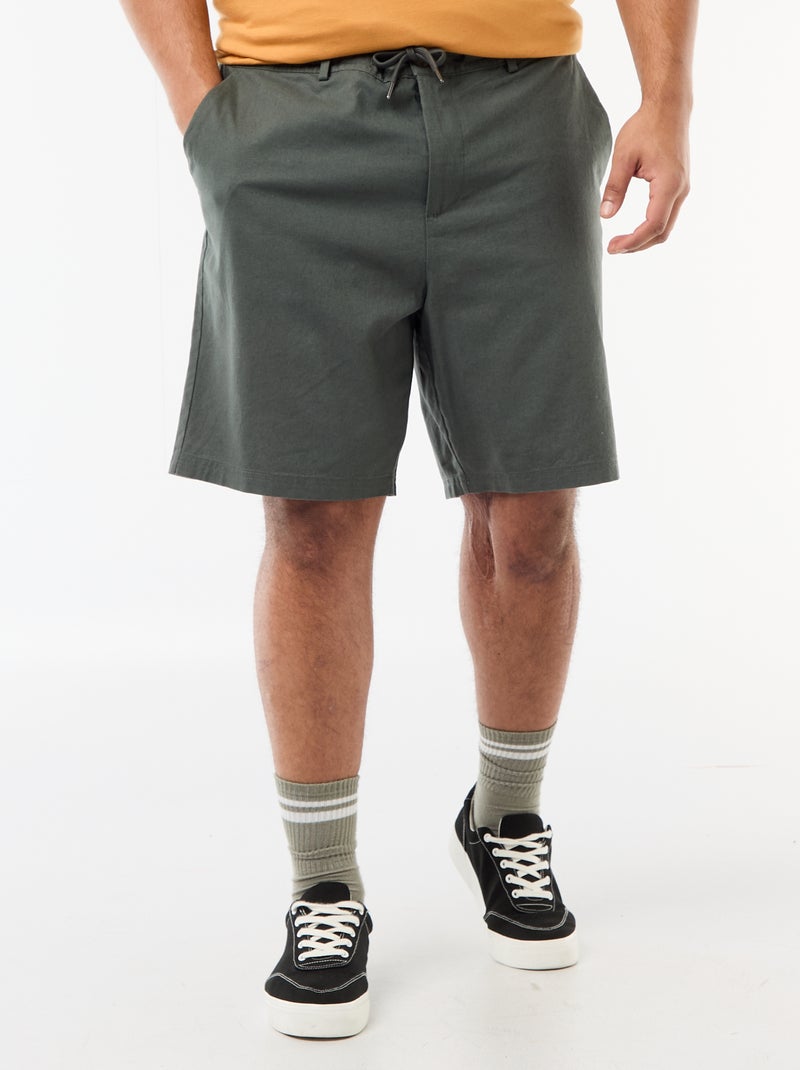 Bermuda chino com abertura abotoada + fecho éclair + cordões de ajuste Verde - Kiabi