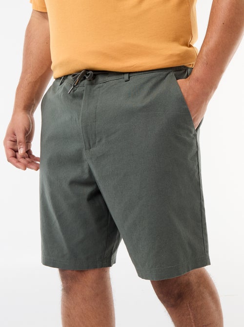 Bermuda chino com abertura abotoada + fecho éclair + cordões de ajuste - Kiabi