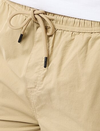 Bermuda chino em popeline com bolsos de aba