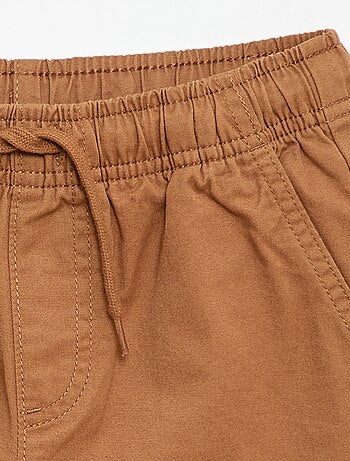 Bermuda chino liso com cordões de ajuste