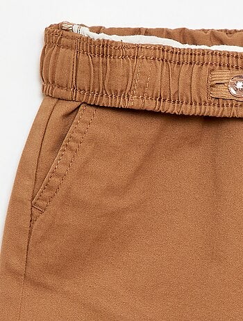 Bermuda chino liso com cordões de ajuste
