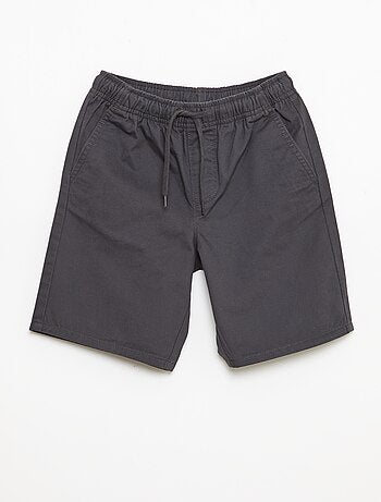 Bermuda chino liso com cordões de ajuste
