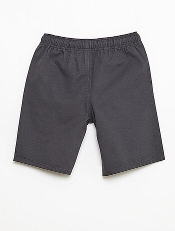 Bermuda chino liso com cordões de ajuste