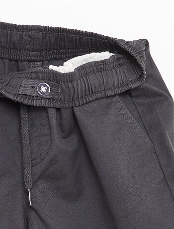 Bermuda chino liso com cordões de ajuste