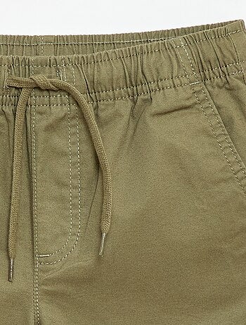 Bermuda chino liso com cordões de ajuste
