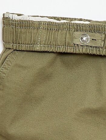 Bermuda chino liso com cordões de ajuste