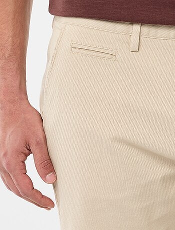 Bermuda chino liso em dobby