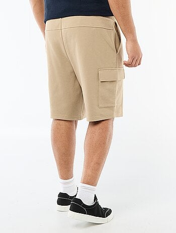 Bermuda em malha piqué com bolsos de aba