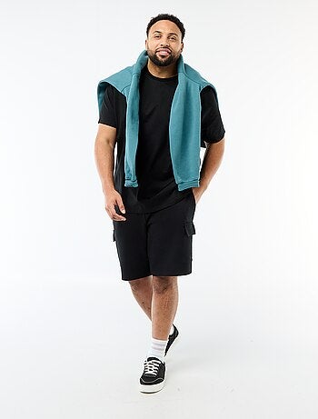 Bermuda em malha piqué com bolsos de aba