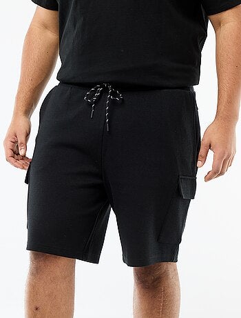 Bermuda em malha piqué com bolsos de aba