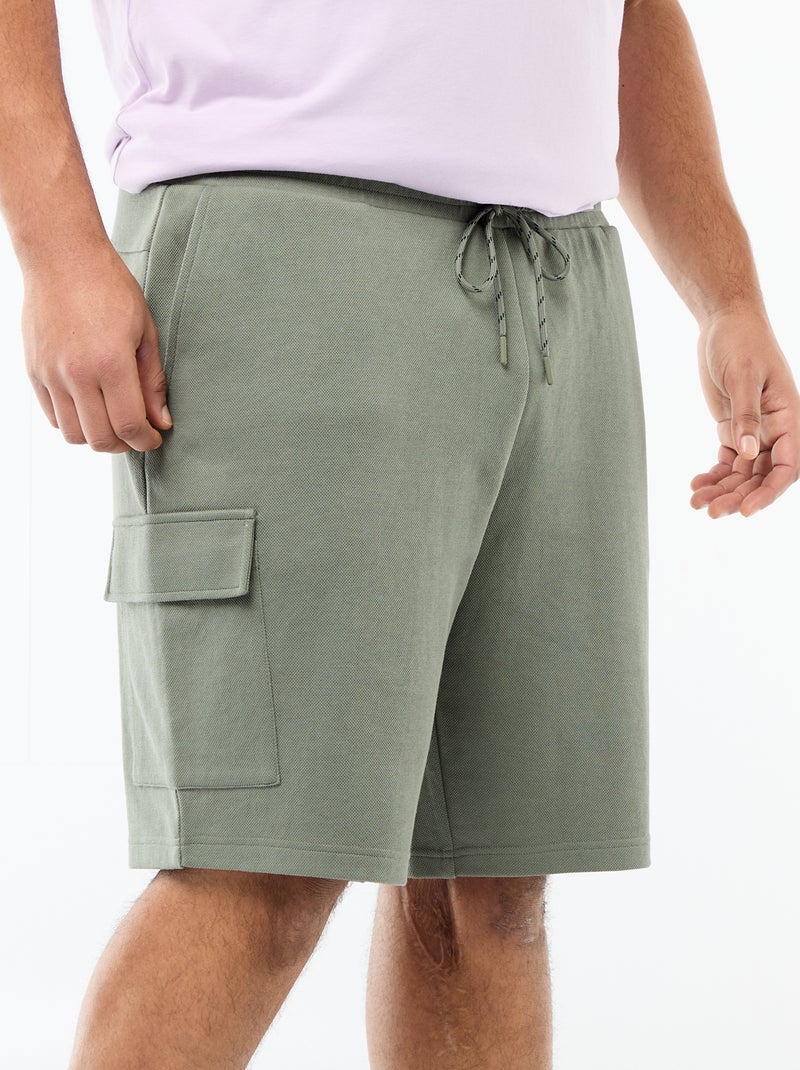 Bermuda em malha piqué com bolsos de aba Verde - Kiabi