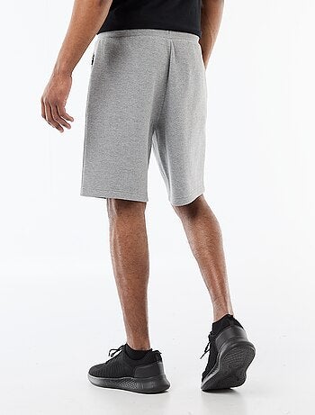 Bermuda em malha piqué estilo desportivo