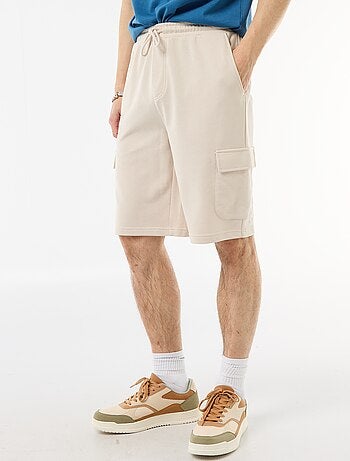 Bermuda em moletom leve com bolsos com aba