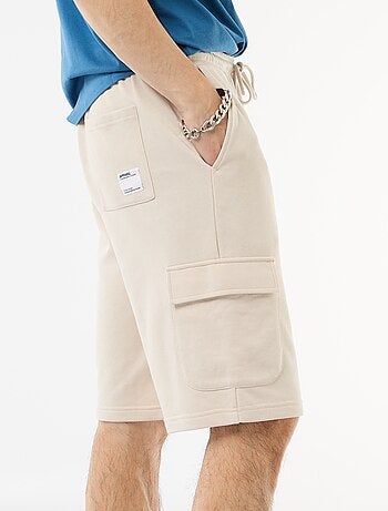 Bermuda em moletom leve com bolsos com aba