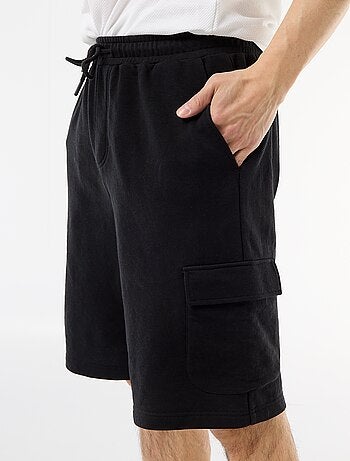 Bermuda em moletom leve com bolsos com aba