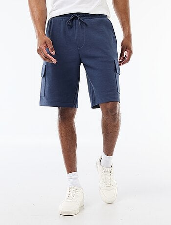 Bermuda em piqué de algodão com múltiplos bolsos
