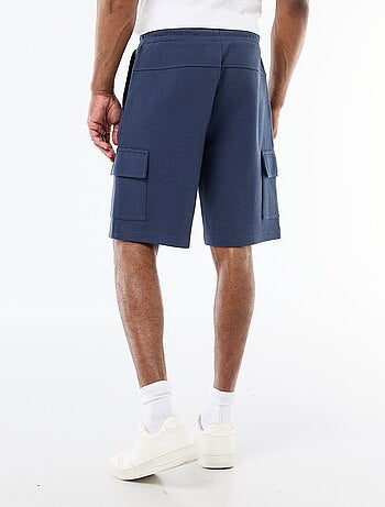 Bermuda em piqué de algodão com múltiplos bolsos