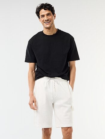 Bermuda em piqué de algodão com múltiplos bolsos