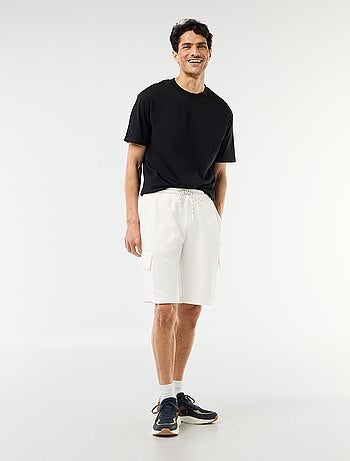 Bermuda em piqué de algodão com múltiplos bolsos