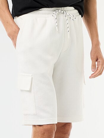 Bermuda em piqué de algodão com múltiplos bolsos