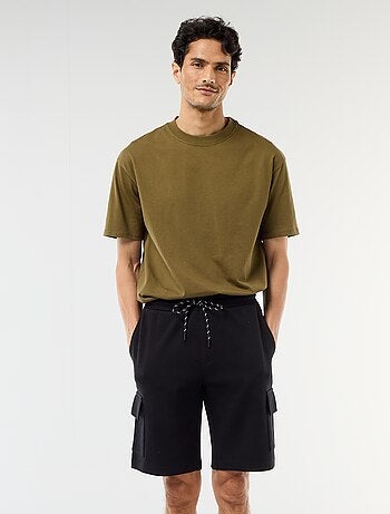 Bermuda em piqué de algodão com múltiplos bolsos
