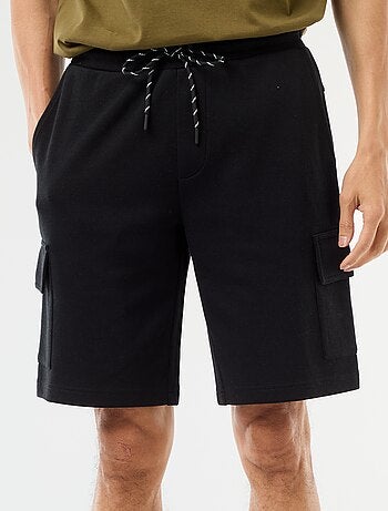 Bermuda em piqué de algodão com múltiplos bolsos