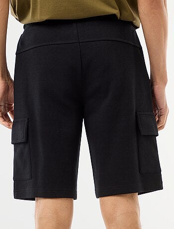 Bermuda em piqué de algodão com múltiplos bolsos