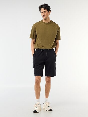Bermuda em piqué de algodão com múltiplos bolsos