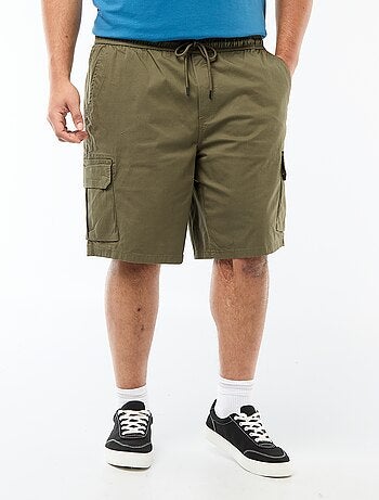 Bermuda em sarja com multibolsos