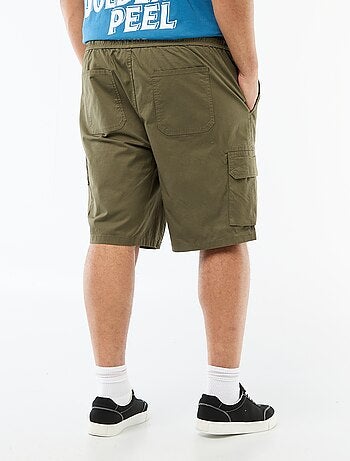 Bermuda em sarja com multibolsos