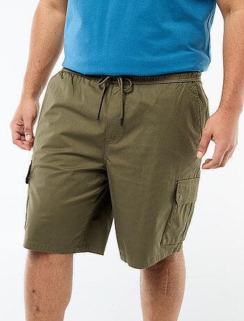 Bermuda em sarja com multibolsos