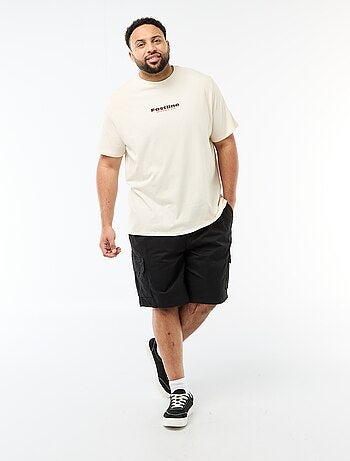 Bermuda em sarja com multibolsos