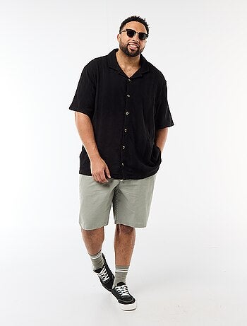 Bermuda leve liso com 4 bolsos