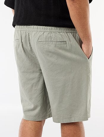 Bermuda leve liso com 4 bolsos