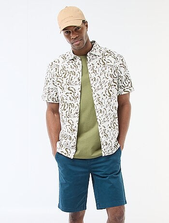 Bermudas chino em sarja lisa