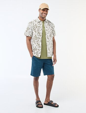 Bermudas chino em sarja lisa