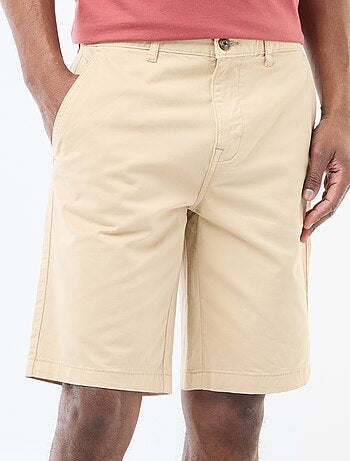 Bermudas chino em sarja lisa