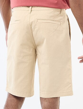 Bermudas chino em sarja lisa