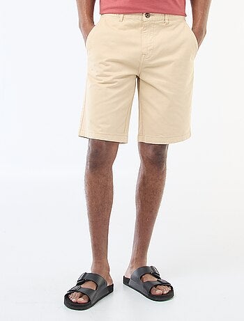 Bermudas chino em sarja lisa