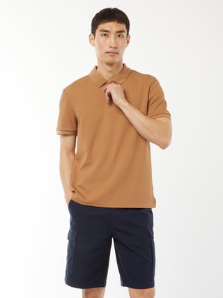 Bermudas chino em sarja lisa com vários bolsos