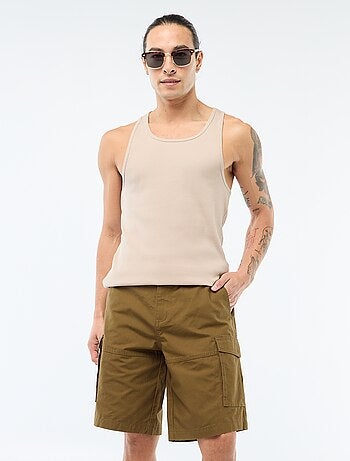 Bermudas chino em sarja lisa com vários bolsos