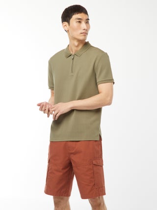 Bermudas chino em sarja lisa com vários bolsos