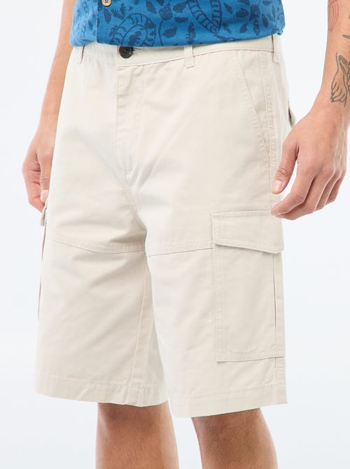 Bermudas chino em sarja lisa com vários bolsos - Kiabi Bermudas chino em sarja lisa com vários bolsos - Kiabi