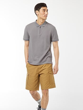 Bermudas chino em sarja lisa com vários bolsos